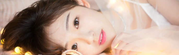 火辣曲线大胆展现,美女丰满诱人